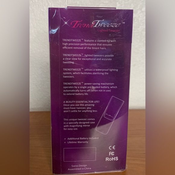 Trend Tweeze BLACK Lighted Tweezers - Picture 3 of 5
